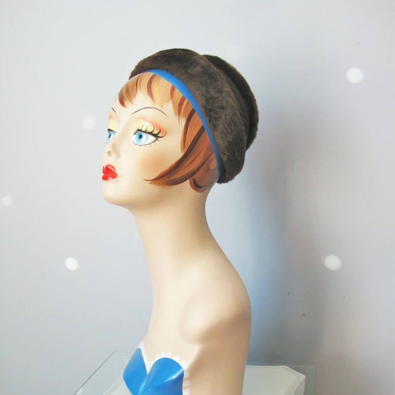 This casual ladies hat from the 1940s comes from a specialty shop within Bloomingale's that concentrated on interpreting the mode of each season for the American consumer. This little hat is made of plush fur felt, has a folded shape and a bow on the back.

The inner hat band measures 20.25

Please note: the blue band appearing in my photos is not part of the hat, it's part of the paint work on the mannequin.


Thank you for looking!
#10838