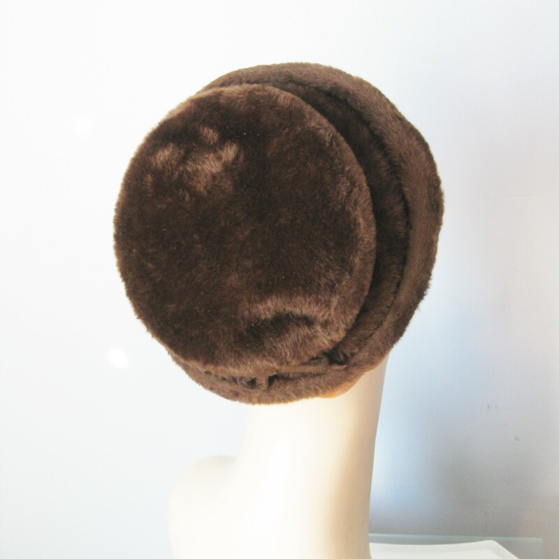 This casual ladies hat from the 1940s comes from a specialty shop within Bloomingale's that concentrated on interpreting the mode of each season for the American consumer. This little hat is made of plush fur felt, has a folded shape and a bow on the back.<br />
<br />
The inner hat band measures 20.25<br />
<br />
Please note: the blue band appearing in my photos is not part of the hat, it's part of the paint work on the mannequin.<br />
<br />
<br />
Thank you for looking!<br />
#10838