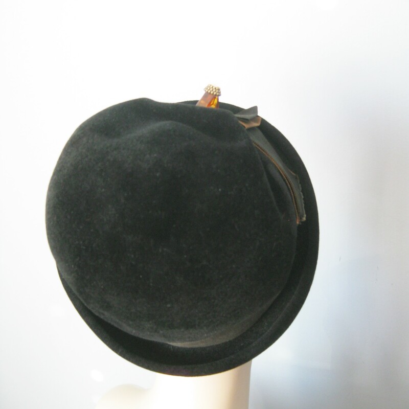 This simple tall crowned black hat is made of felt. It has an absolutely amazing lucite decoration on a wide gros grain ribbon.
Excellent condition.
Small size : Inner hat band measures 21in around

thanks for looking1
#10801