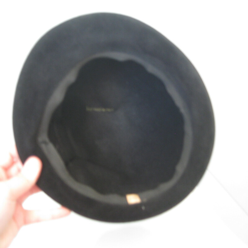 This simple tall crowned black hat is made of felt. It has an absolutely amazing lucite decoration on a wide gros grain ribbon.<br />
Excellent condition.<br />
Small size : Inner hat band measures 21in around<br />
<br />
thanks for looking1<br />
#10801