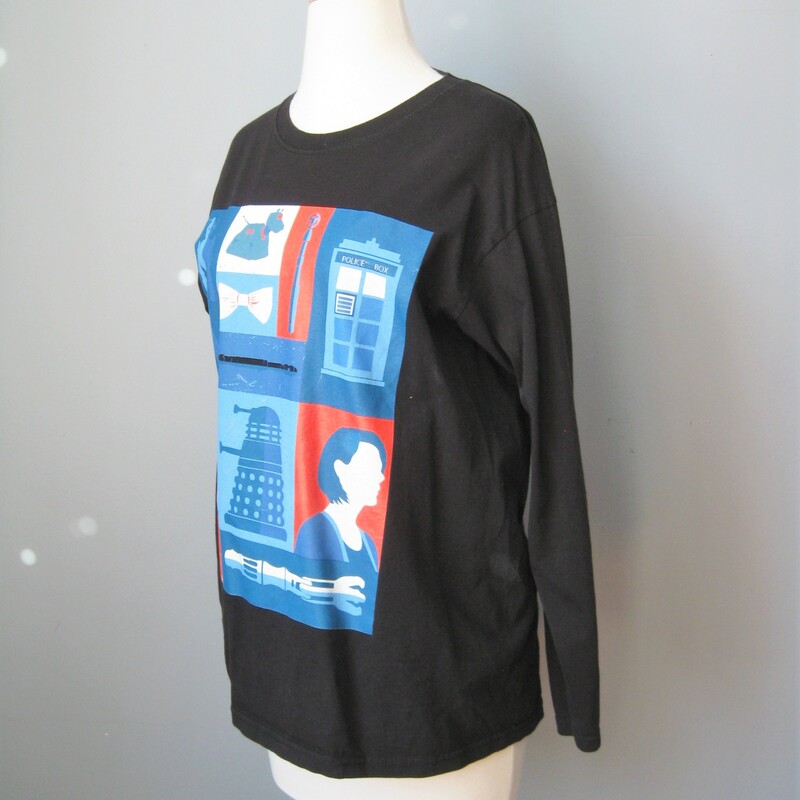 Cool Tee shirt in black with blue graphic design depicting and eclectic mix of funky and futuristic images
Long sleeve
100% cotton
Size medium
flat measurements:
armpit to armpit: 19in
length: 25in

thanks for looking!
#9892