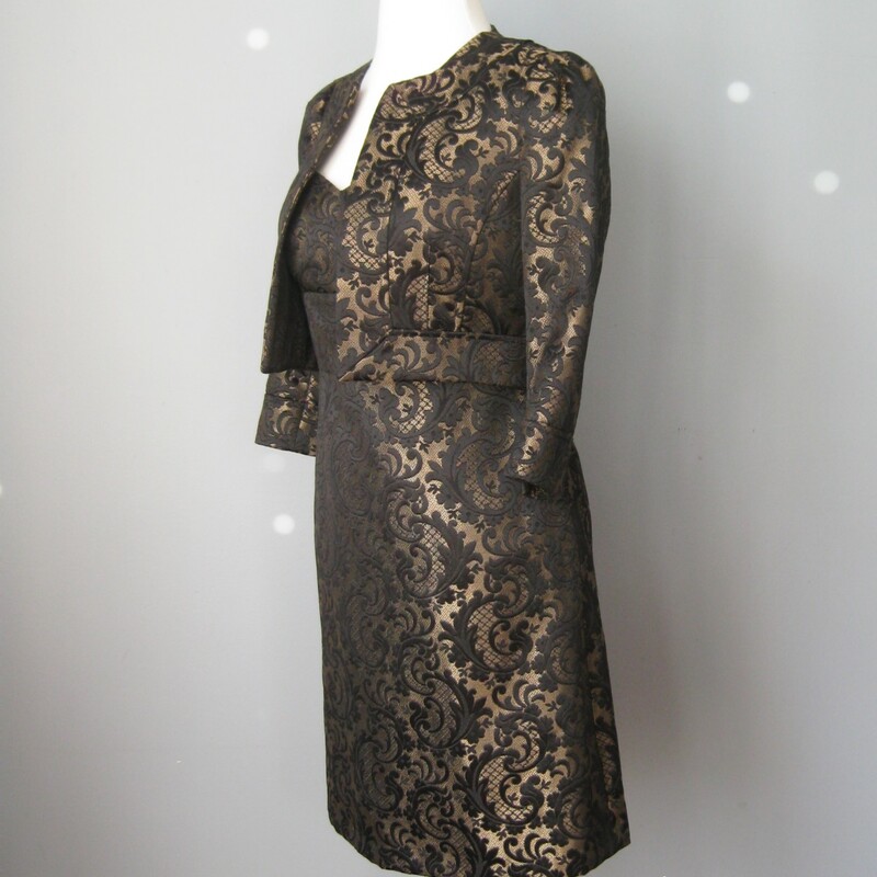 Modern power dressing for evening by Ann Taylor
Substantial black & pale gold brocade
Bolero Jacket w matching strapless sheath
Dress comes w shoulder straps that you can easily add if desired
Fully lined
Side zipper
Jacket has no closures
Bodice has a comfortable waist stay that will keep the whole dress securely in place
Size 2p
My mannequin is about a size 4 so I couldn't zip the dress all the way which is why it's not sitting exactly right in some of the pictures Flat measurements: Dress: armpit to armpit: 16in waist: 13 3/4in hip: 18in length from center of neckline to hem: 28 1/4in Jacket: armpit to armpit: 19in length: 13 3/4in perfect condition! thanks for looking! #6711