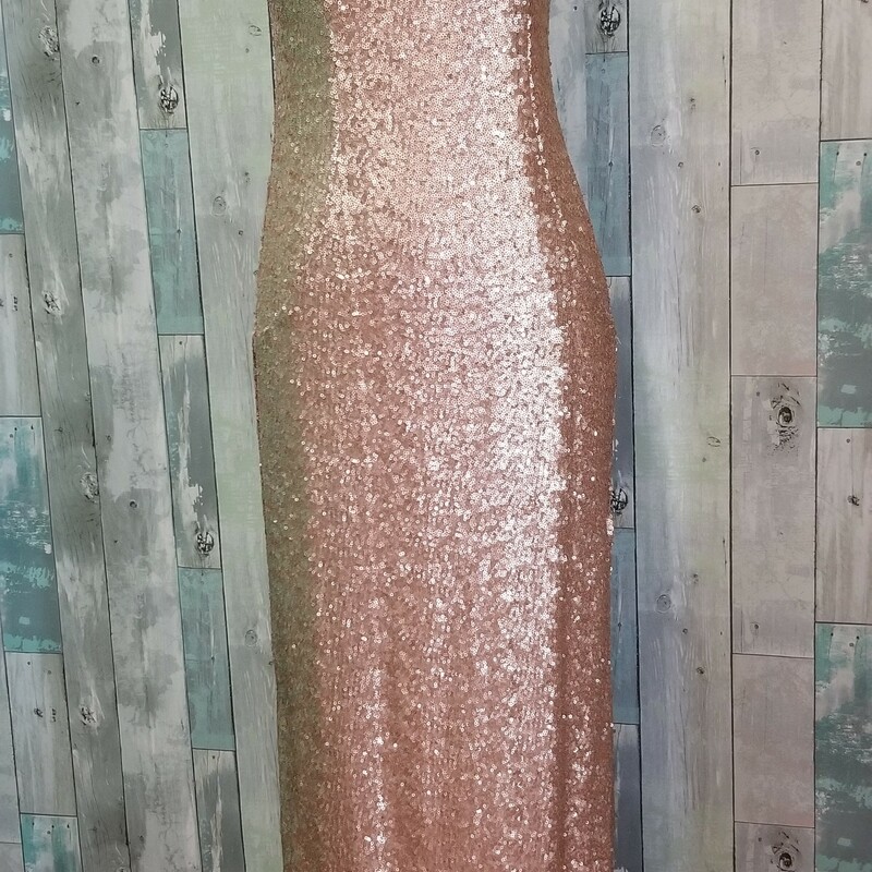 Emerald Sundae sequin gown<br />
Nylon exterior and stretchy polyester lining for a curve hugging fit. Back zip closure<br />
Gold<br />
Size: Medium