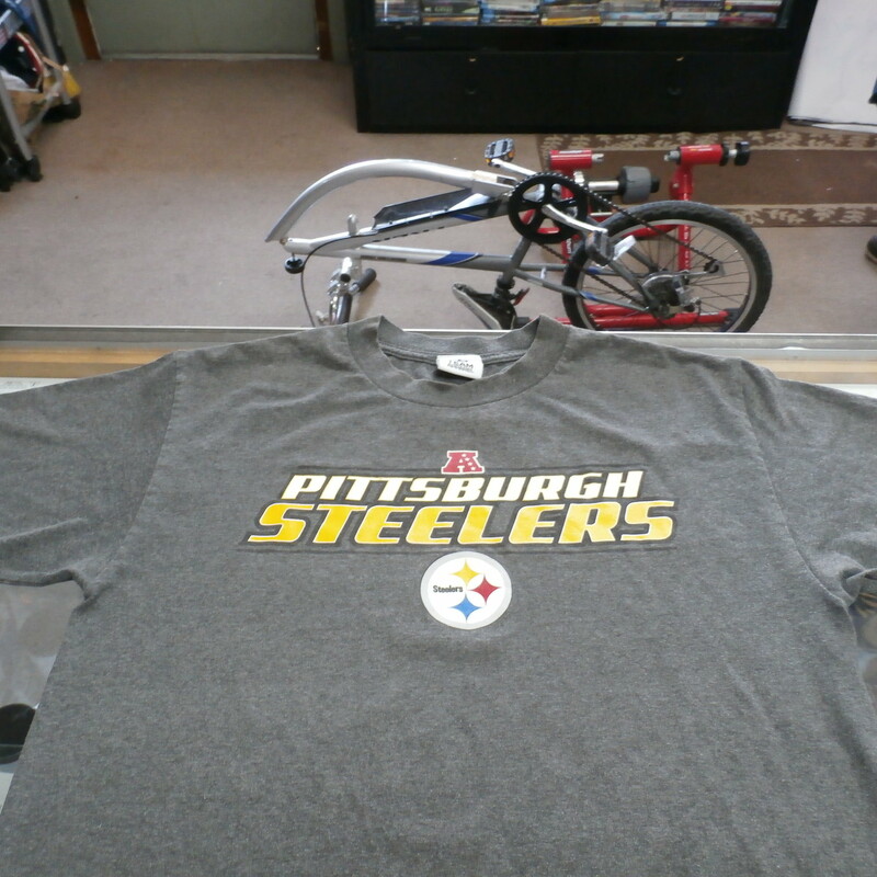Pittsburgh Steelers Team Apparel Adult Shirt Missing Tag Gray #25323<br />
Rating:   (see below) 3 - Good Condition<br />
Team: Pittsburgh Steelers<br />
Player: n/a<br />
Brand: Team Apparel<br />
Size: Missing Tag  - Adult(Measured Flat: Across chest 19\", length 27\")<br />
Measured flat: armpit to armpit; top of shoulder to the hem<br />
Color: Gray<br />
Style: Short sleeve screen pressed shirt<br />
Material: missing tag<br />
Condition: 3 - Good Condition - wrinkled; faded and discolored; pilling and fuzz; feels coarse; logo looks great; missing material and size tag; no stains rips or holes<br />
Item #: 25323<br />
Shipping: FREE
