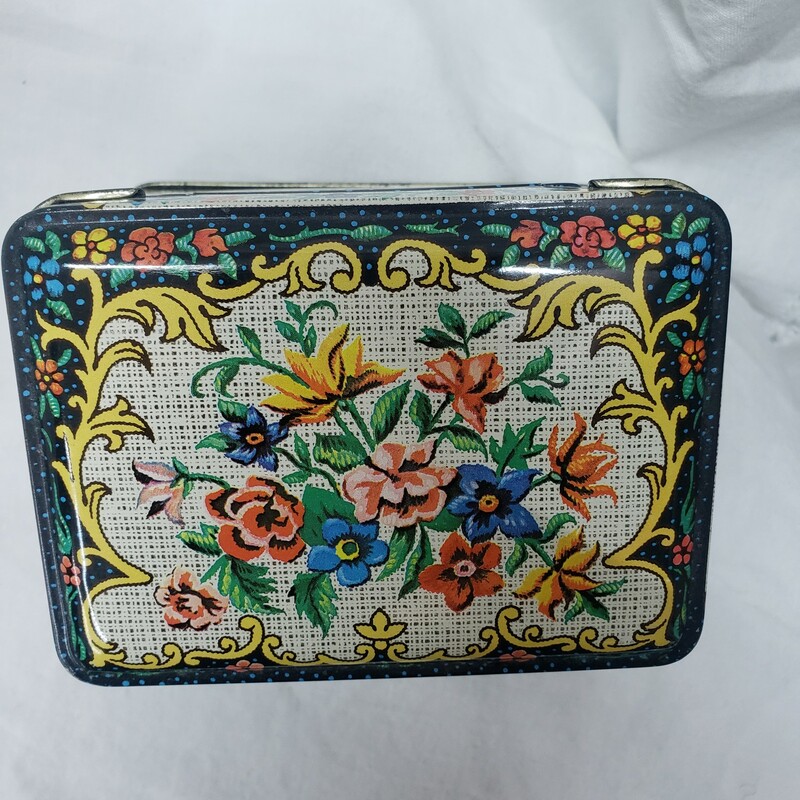 Made In England Tin, Floral, Size: 4in x 3in x 2.5in<br />
Several tins available, please contact store for others :)