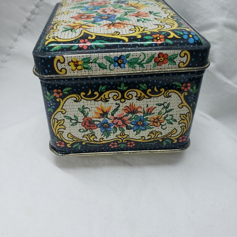 Made In England Tin, Floral, Size: 4in x 3in x 2.5in<br />
Several tins available, please contact store for others :)