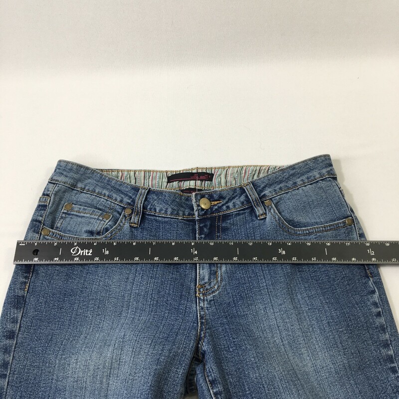 100-0093 Willi Smith, Capri jeans, Size: 8 with fabric detail on waist and bows with jeweled piece at ankle 98% cotton 2% spandex  Good Condition