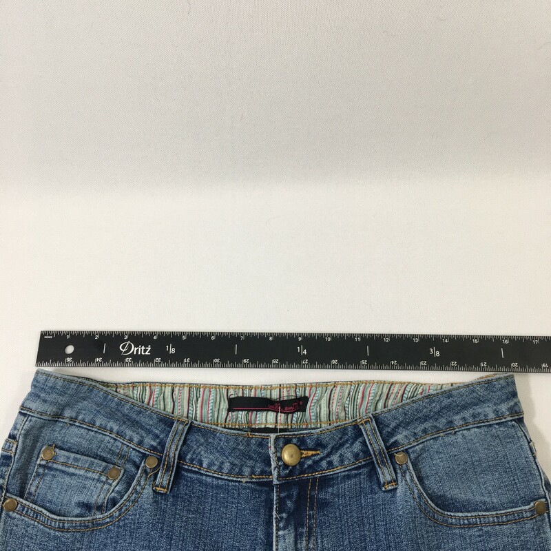 100-0093 Willi Smith, Capri jeans, Size: 8 with fabric detail on waist and bows with jeweled piece at ankle 98% cotton 2% spandex  Good Condition