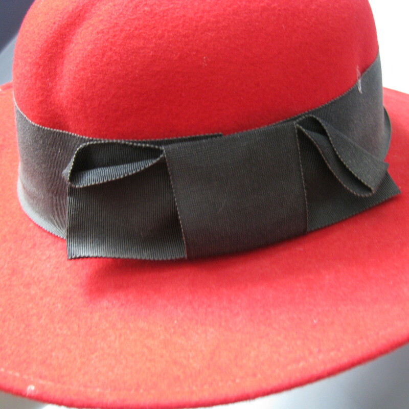 Fun 1980s vintage hat from Madcaps<br />
Round Crown wide brim in red wool felt with a wide black ribbon and tailored bow.<br />
Made in the USA<br />
Inner hat band measures 21.5in around<br />
<br />
Thanks for looking!<br />
#34388
