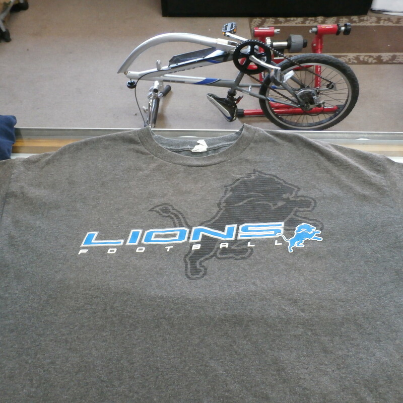 Detroit Lions Alstyle Apparel Men's Short Sleeve Shirt Size 2XL Gray #25367
Rating:   (see below) 3 - Good Condition
Team: Detroit Lions
Player: n/a
Brand: Alstyle Apparel
Size: 2XL - Men's(Measured Flat: Across chest 25\", length 30\")
Measured flat: armpit to armpit; top of shoulder to the hem
Color: Gray
Style: Short Sleeve Screen Pressed Shirt
Material: 50% Cotton 50% Polyester
Condition: 3 - Good Condition - wrinkled; faded and discolored upper half of the shirt; pilling and fuzz; feels coarse; material is stretched; definite signs of use
Item #: 25367
Shipping: FREE