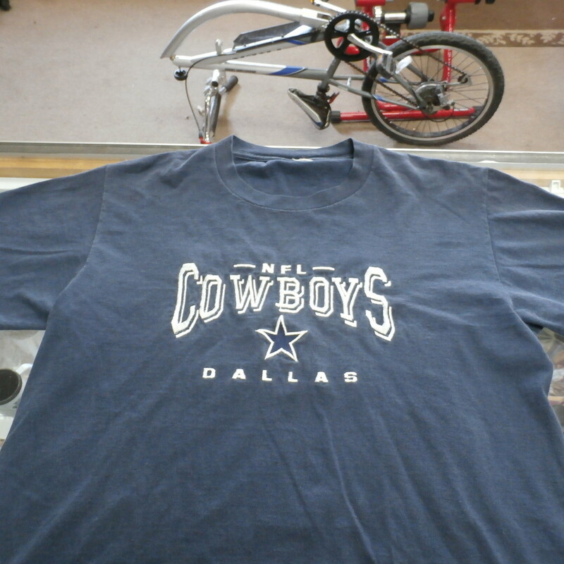 Dallas Cowboys Adult Embroidered Short Sleeve Shirt MISSING TAG Blue #25314
Rating:   (see below) 4 - Fair Condition
Team: Dallas Cowboys
Player: n/a
Brand: Missing Tag
Size: Missing Tag - Adult(Measured Flat: Across chest 20\", length 26\")
Measured flat: armpit to armpit; top of shoulder to the hem
Color: Blue
Style: Short Sleeve embroidered logo Shirt
Material: Missing Tag
Condition: 4 - Fair Condition - wrinkled; faded and discolored; feels coarse; missing tags; stretched; small hole on the front; some light stains throughout; definite signs of use
Item #: 25314
Shipping: $3.94