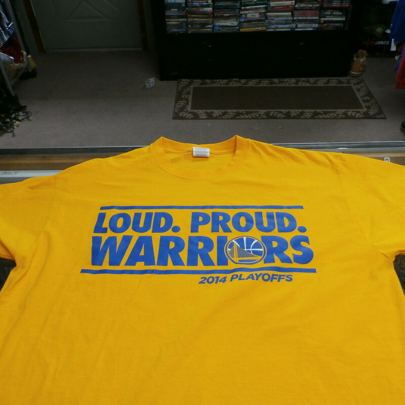 Golden State Warriors \"Loud Proud\" Shirt Yellow Jerzees size XL 100 cotton #25309
Rating: (see below) 3- Good Condition
Team: Golden State Warriors
Event: Playoffs
Brand: Jerzees
Size: Men's- XL (Measured: Across chest 22\", length 29\")
Measured: Armpit to armpit; shoulder to hem
Color: Yellow
Style: short sleeve; screen pressed
Material: 100% Cotton
Condition: -3 Good Condition - wrinkled, minor pilling and fuzz; slight fading; stretched out from use; feels a little course; discolored slightly; bottom is curled up
Item #: 25309
Shipping: FREE