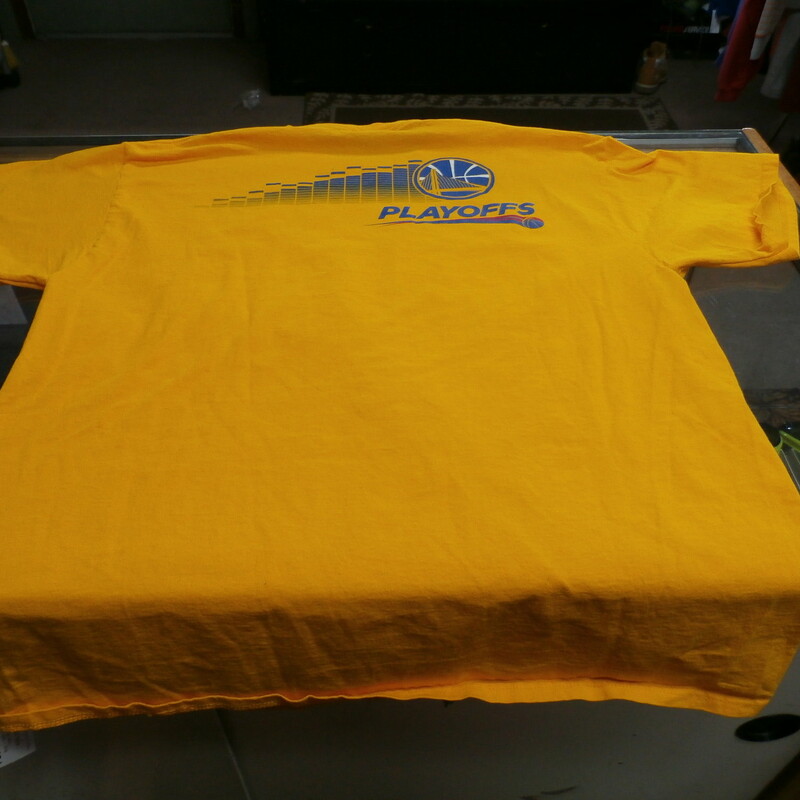 Golden State Warriors \"Loud Proud\" Shirt Yellow Jerzees size XL 100 cotton #25309<br />
Rating: (see below) 3- Good Condition<br />
Team: Golden State Warriors<br />
Event: Playoffs<br />
Brand: Jerzees<br />
Size: Men's- XL (Measured: Across chest 22\", length 29\")<br />
Measured: Armpit to armpit; shoulder to hem<br />
Color: Yellow<br />
Style: short sleeve; screen pressed<br />
Material: 100% Cotton<br />
Condition: -3 Good Condition - wrinkled, minor pilling and fuzz; slight fading; stretched out from use; feels a little course; discolored slightly; bottom is curled up<br />
Item #: 25309<br />
Shipping: FREE