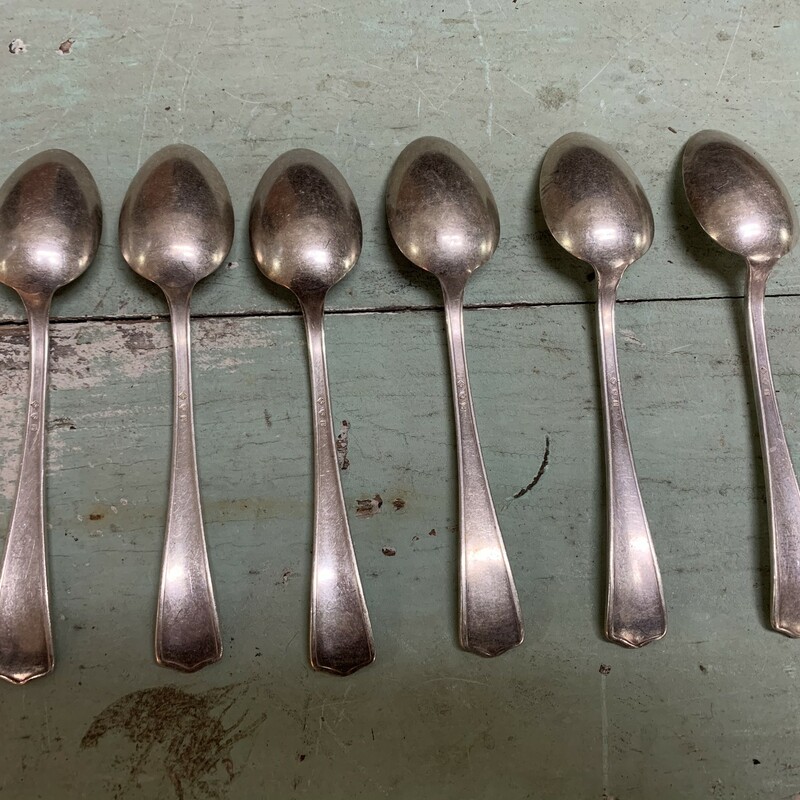 Beautiful set of 6 teaspoons by Salem Silver Plate Rogers, International.  Need some very light polishing, overall in a very good vintage condition. Please make sure to look at all the pictures for a closer visual.
Measures approx. 6'' long.
Thank you.