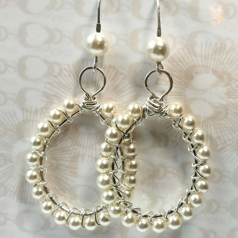 Ess-013 Ea0042-pw, Pearl Wh, Size: Earrings
4mm Swarovski Pearls-Silver Plated Fishhook Earwire