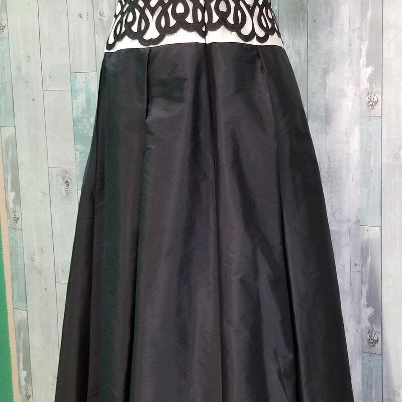 Aiden Mattox strapless formal with embellished applique top. Strapless with back zip closure. Full satin skirt with POCKETS!<br />
Black and cream<br />
Size: 6<br />
NO RETURNS ON PROM DRESSES!