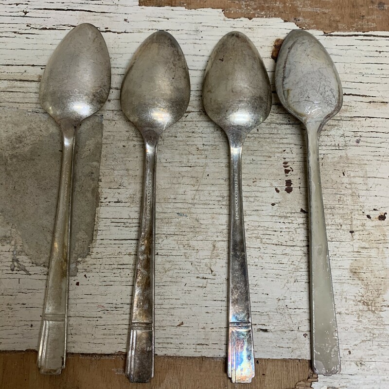 Needs cleaning, overall in a good vintage condition. Please make sure to look at all the pictures for a closer visual. Measures approx. 7 1/4'' long.<br />
Thank you.