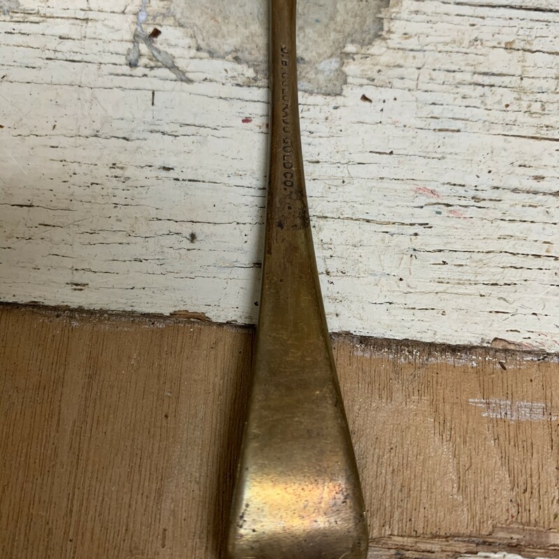 This awesome piece is in good antique condition. Needs some light cleaning. Please make sure to look at all the pictures for a closer visual and an item condition.<br />
Measures approx. 6'' long.<br />
Thank you.