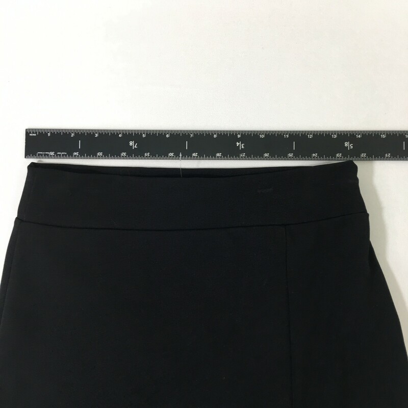 115-059 Charlotte Russe, Black, Size: M
black tight skirt with a slit in front 95% polyester 5% spandex  good