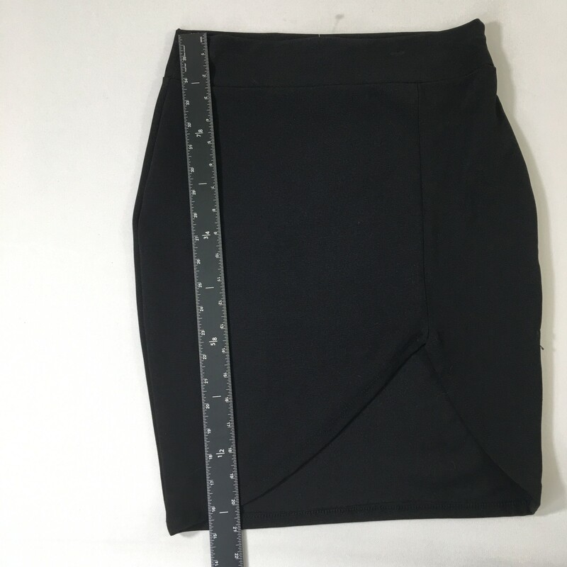 115-059 Charlotte Russe, Black, Size: M
black tight skirt with a slit in front 95% polyester 5% spandex  good