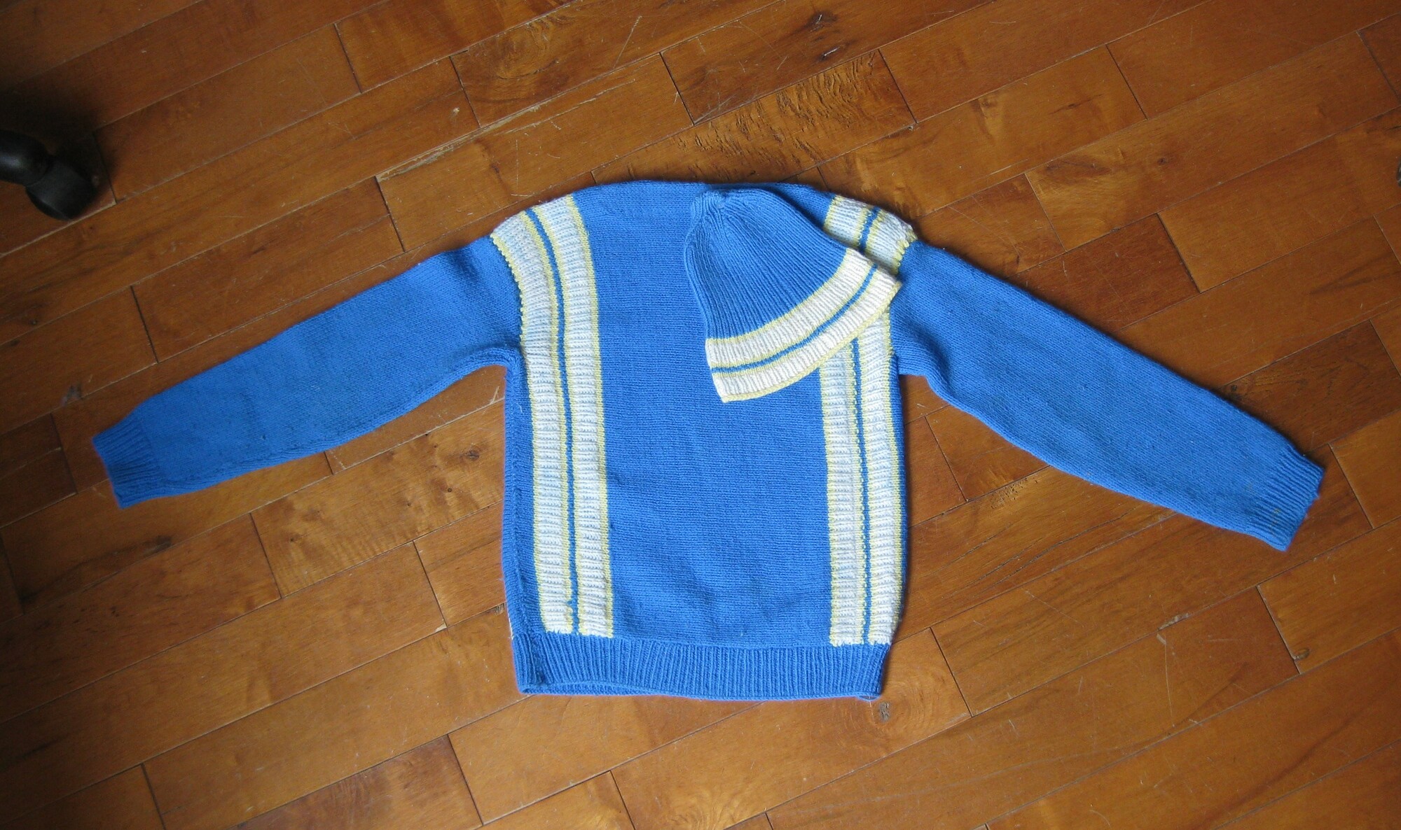 THis is a little boys' sweater and cap set from the 1960s.
It belonged to a friend of mine and was given to me by his mother as she is doing some clearing out.
Very sweet blue color with white and yellow stripes

No labels, feels like wool acrylic blend

I couldn't find any modern boys sizing charts to help give this a size... they all want to know how tall your boy is and what age...
This will fit a child who measures 24in around at the chest
The sweater is 17.5in in length
Excellent condition with a tiny smidge of paint at the end of the right sleeve.

thanks for looking!
#16078