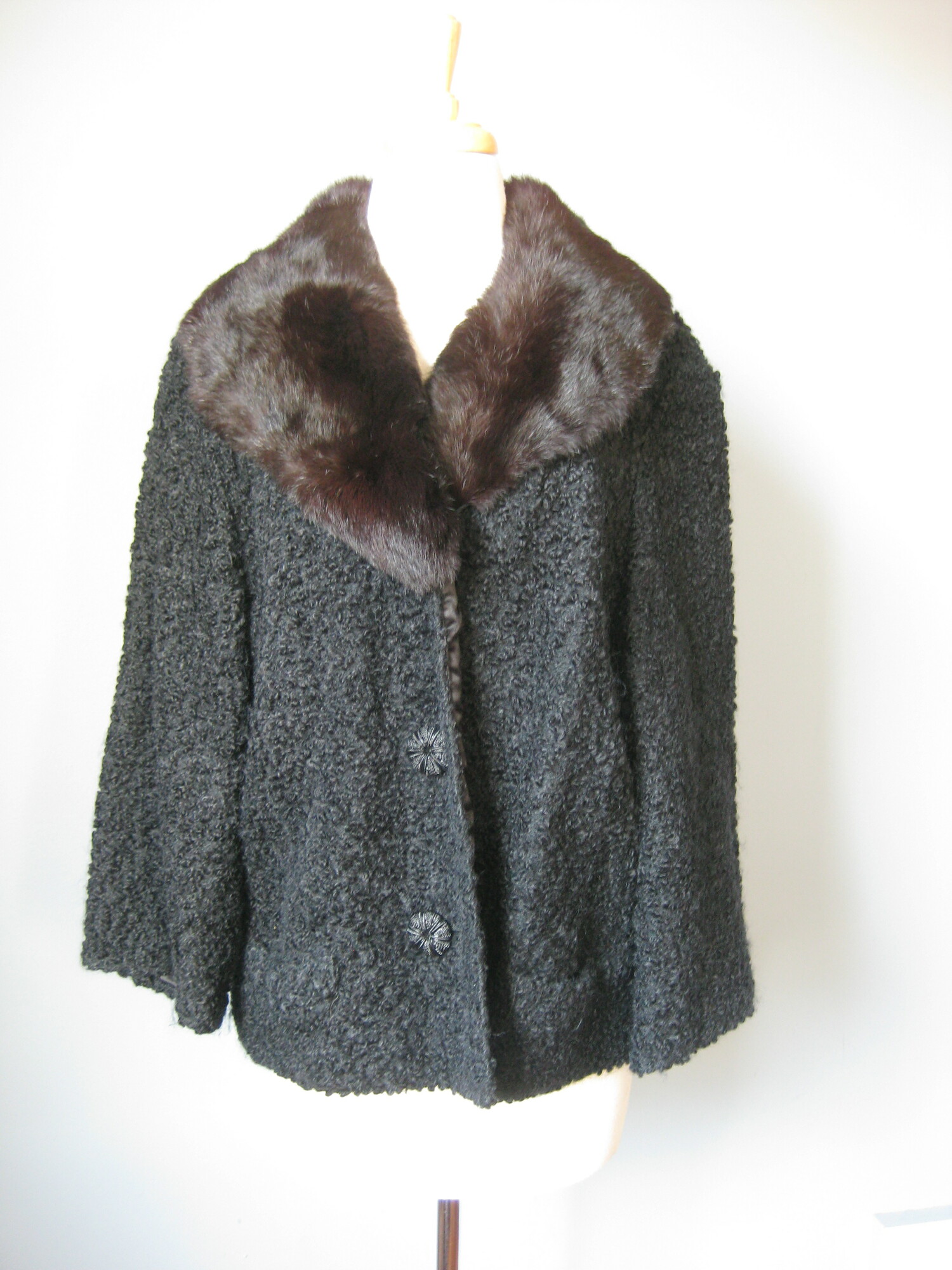 Vtg Wagenheim Pers. Lamb, Black, Size: Large
This is a short faux persian lamb jacket with a fur collar.
The body is black and the collar is a dark brown genuine mink
Fully lined in satin, with the former owners initial embroidered inside.
Purchased at a venerated fur salon in Amsterdam NY in the 1950s or 60s
flat measurements taken on the inside:
armpit to armpit 24
Length: 24.75

Thanks for looking!
#42342