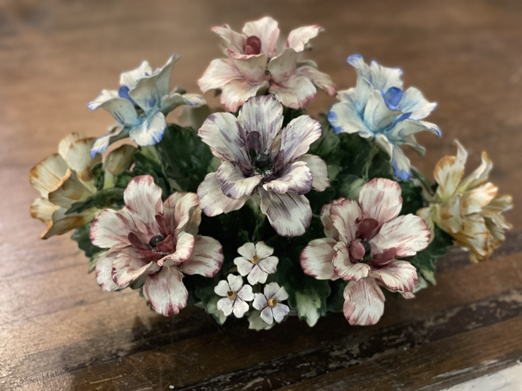 Capidomonte Flowers
Porcelain Italian pottery flowers. VERY delicate
Mint condition, no chips or breaks!
White, blue, pink, purple, green, yellow
Size: 19 long x 12 high