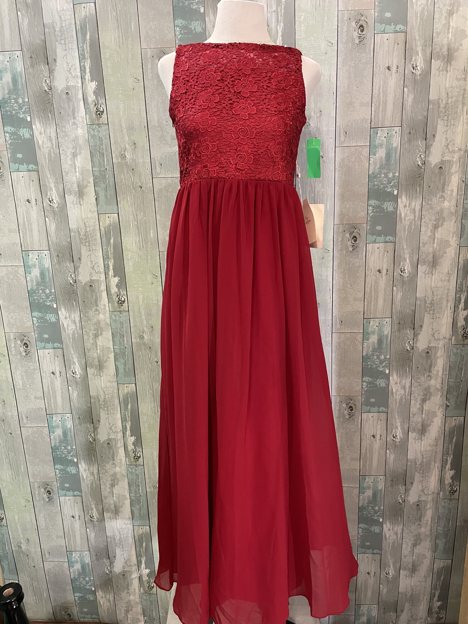 NEW LanTing Long Formal
Side zip closure, lace top, flowly lined skirt
Red
Size: Small