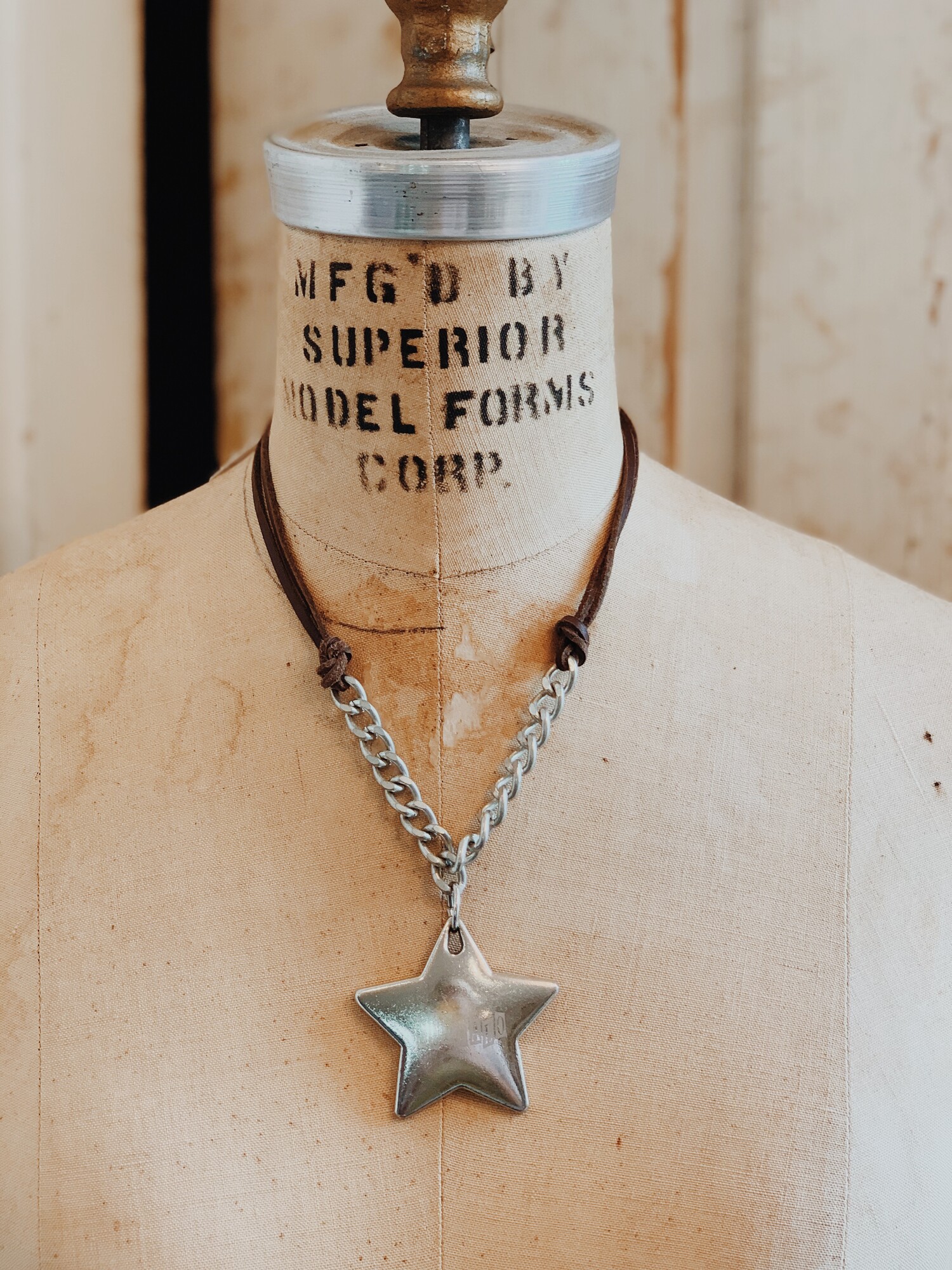 This adorable necklace features a silver star that reads Buffalo. The 18 inch chain starts as leather and transitions into a chunky silver chain.