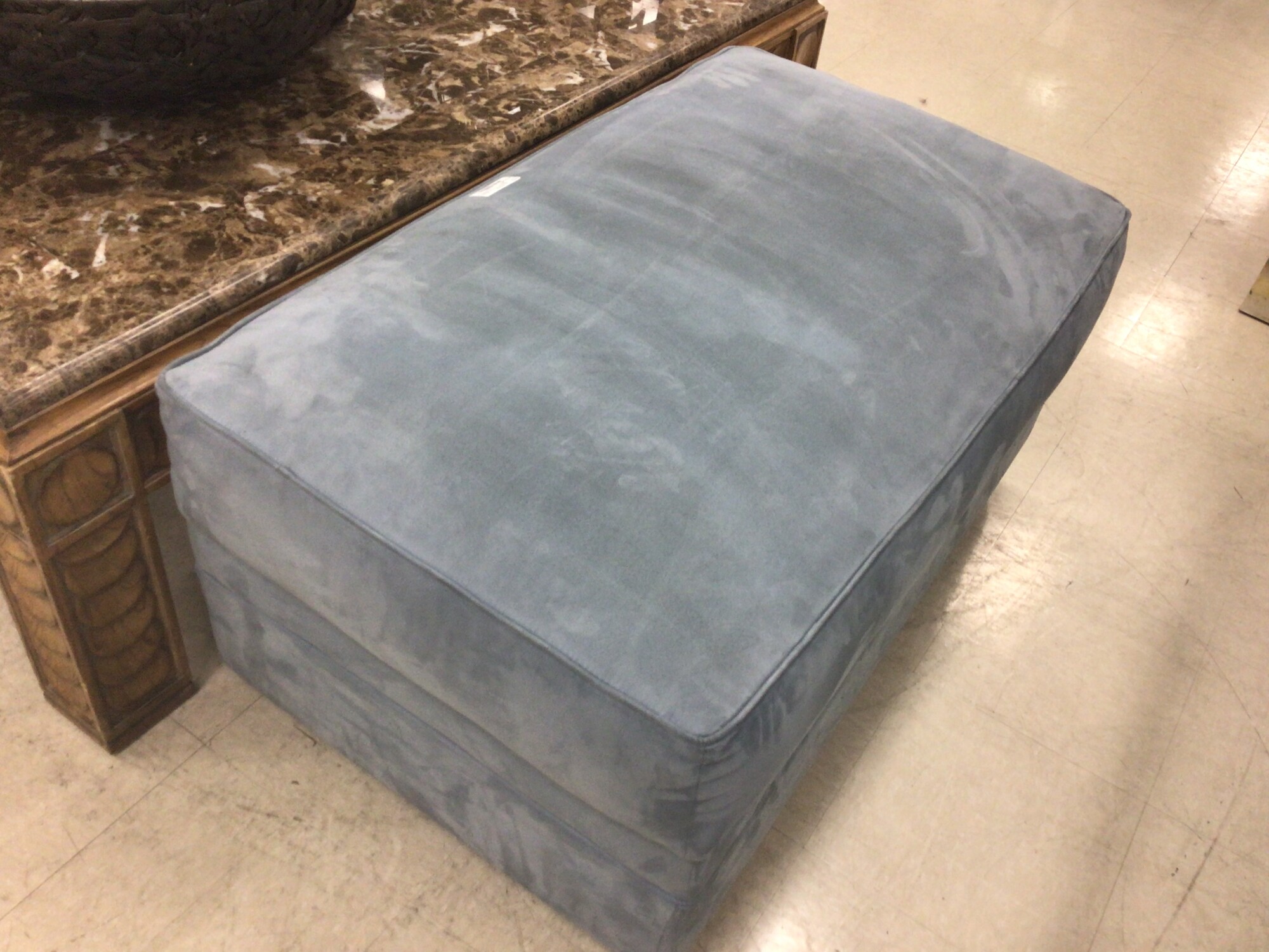 Blue Ottoman W/ Storage, Blue, Square
40 in Long x 25 in Wide x 20 in Tall