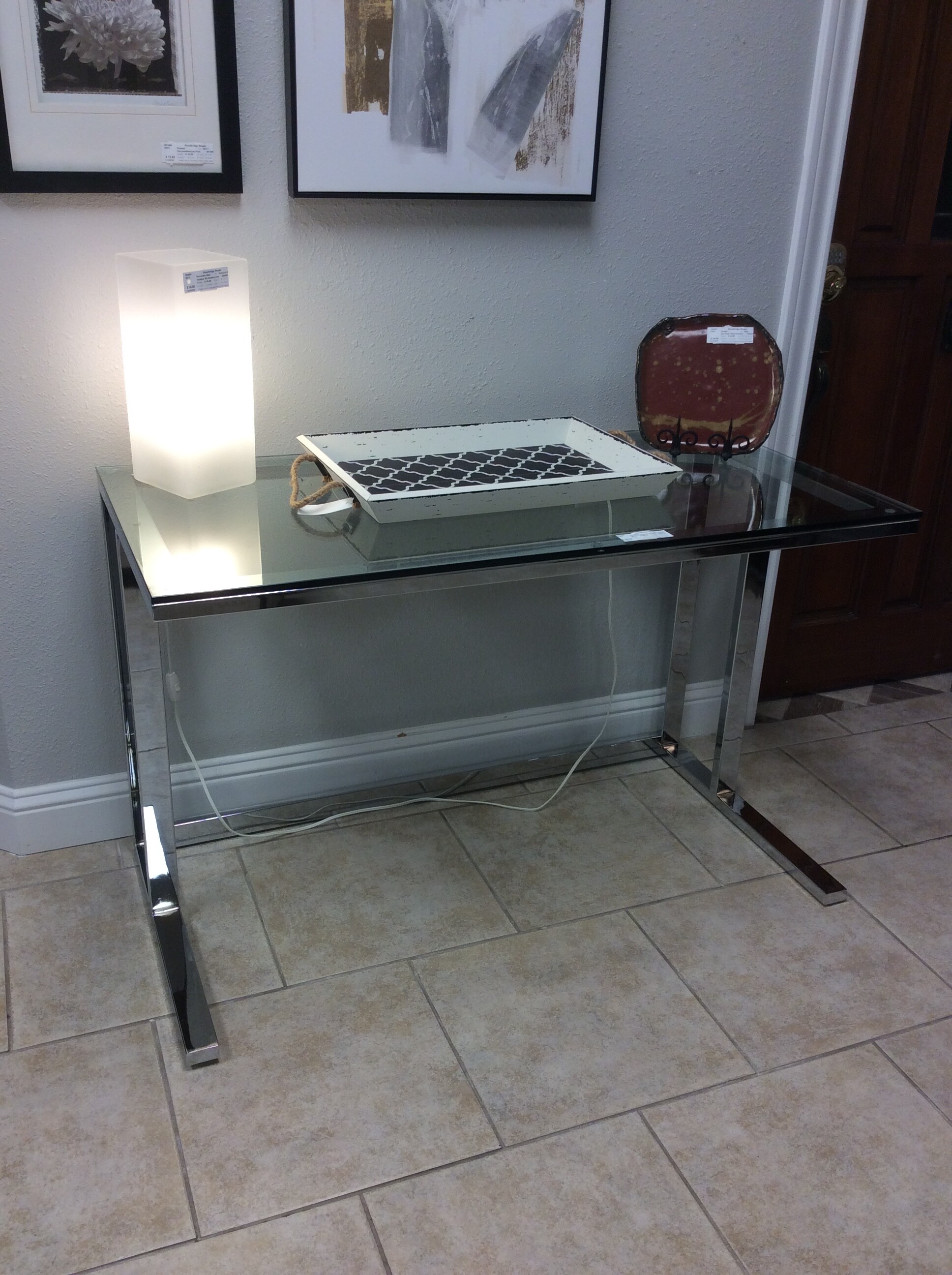 Very clean line glass desk with chrome base. Would be great for any room!
Measures 48x24x30.5