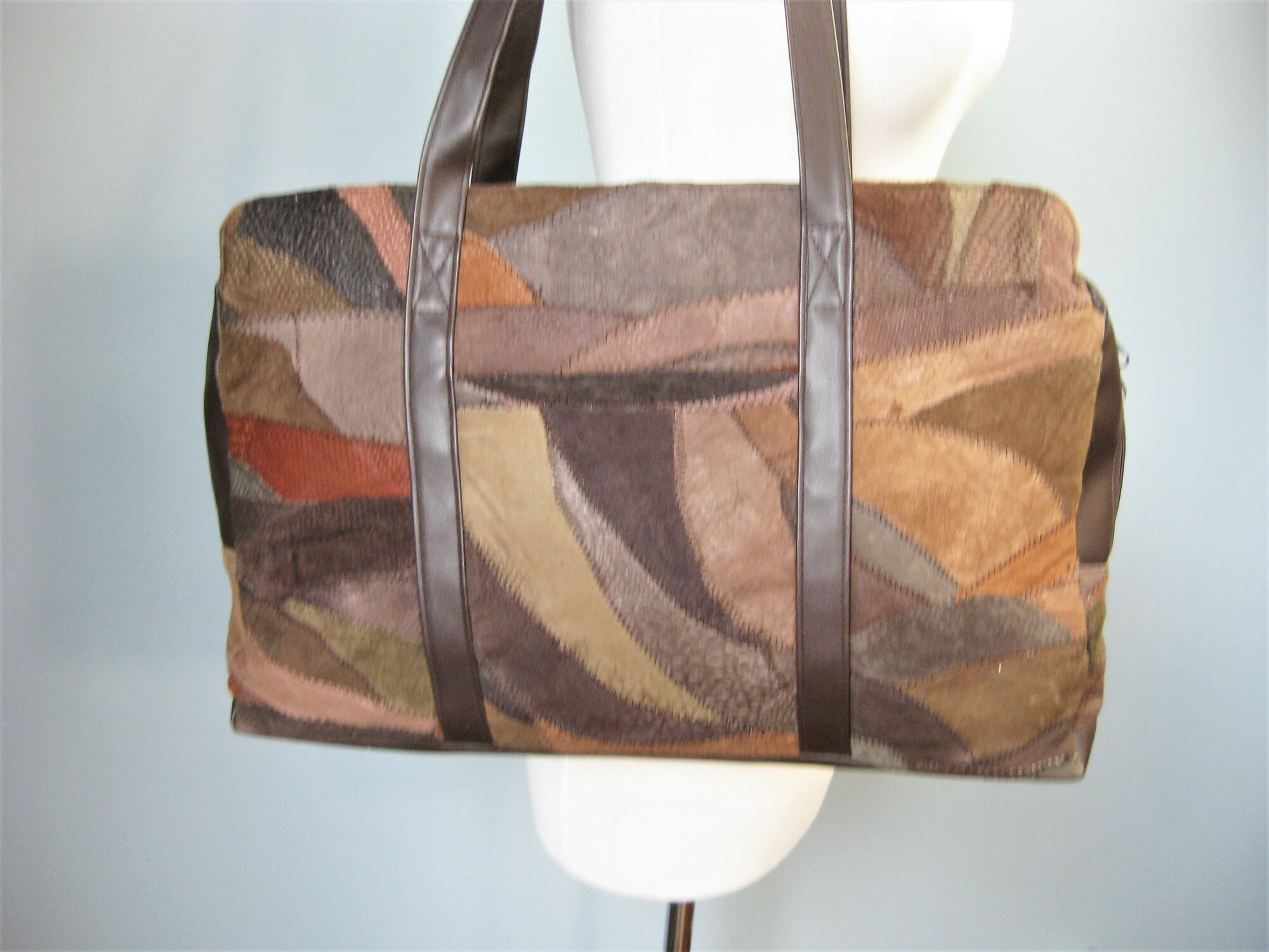 Big rectangular patchwork suede shoulder bag with two handles.
Super 70s look but I am not sure it is quite that old....
vinyl trim
The zipper goes across the top and wraps about halfway down each side, this makes it so much easier to work with and the zipper has two pulls which I really like too.
Fabric lining with two main compartments and a big center zippered compartment
There is also a slip pocket on the outside
No brand label
Excellent vintage condition!
W: 17.5
H: 12
Depth: 3.25
HD: 11

Thanks for looking!
#43535