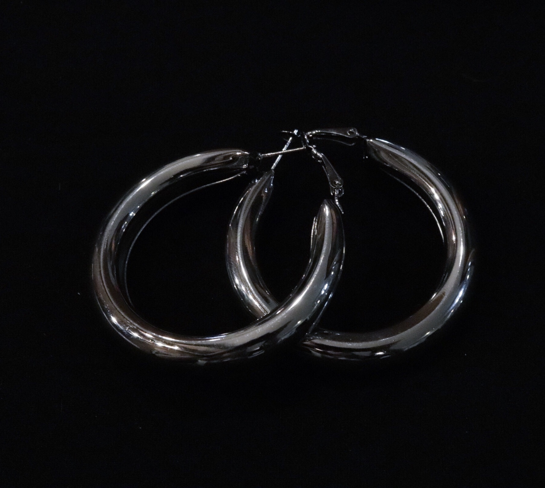 These classic, chunky silver hoops measure 2 inches in diameter.