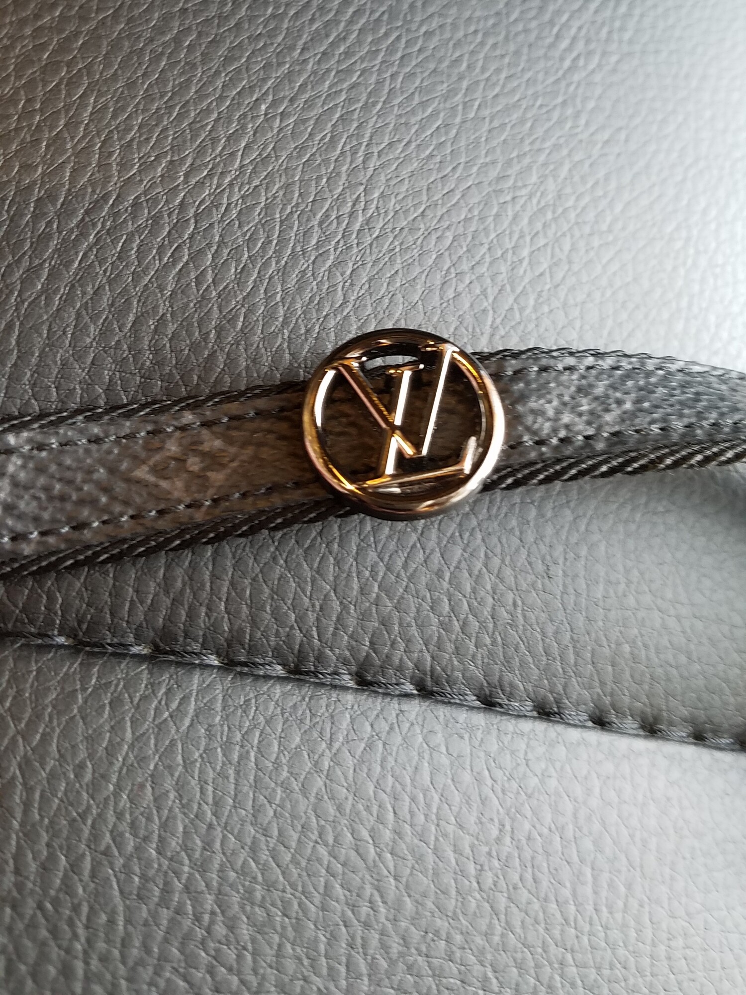 Shop Louis Vuitton MONOGRAM Lv circle leather bracelet (M6549D
