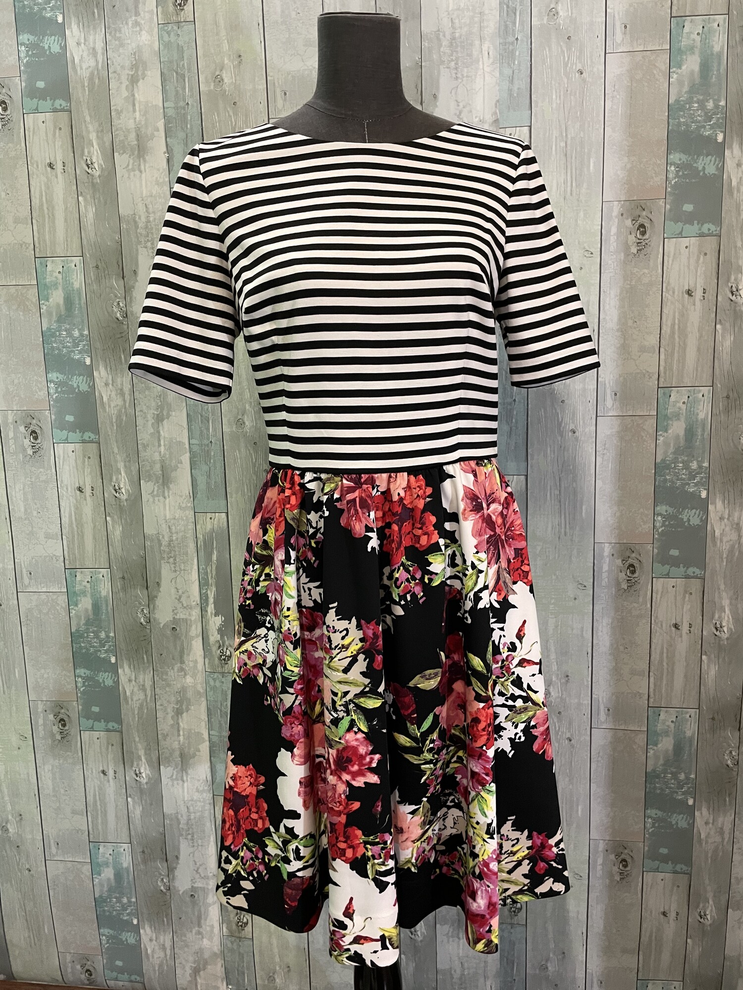 Jessica Howard Striped & Floral Dress
Zip back, polyester/spandex blend
Size: 12