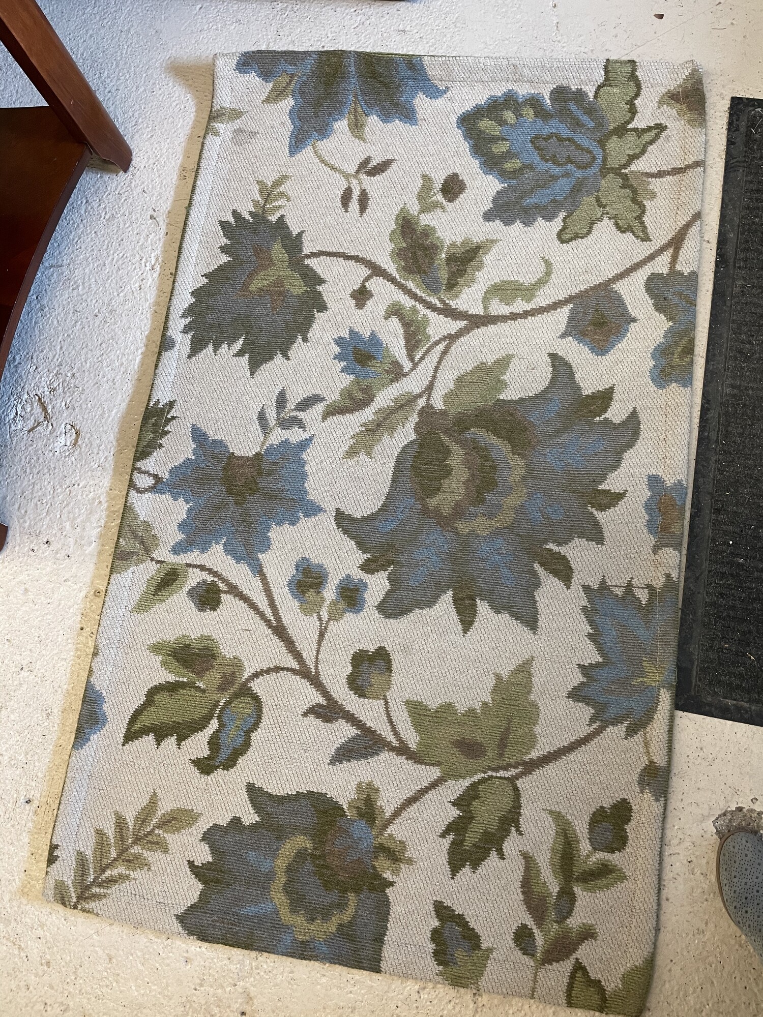 Threshold Area Rug
Cream, blue and green
Size: 4 x 2.5
Exellent condition