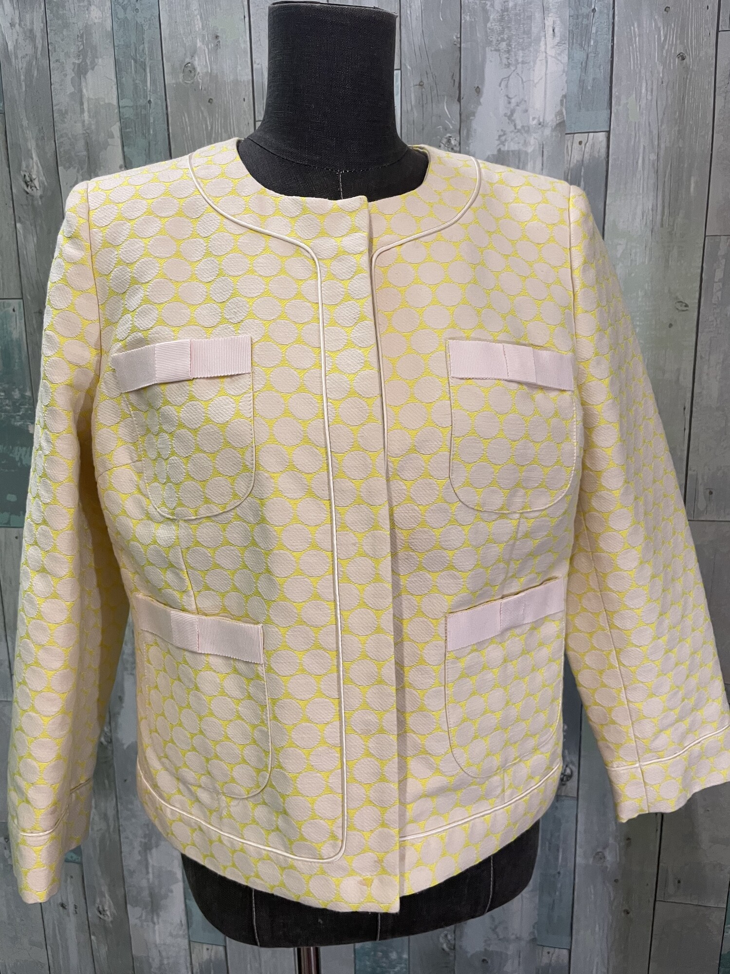 Boden Blazer
Cream & yellow
Fully lined, ribbon detail pockets
Size: 10