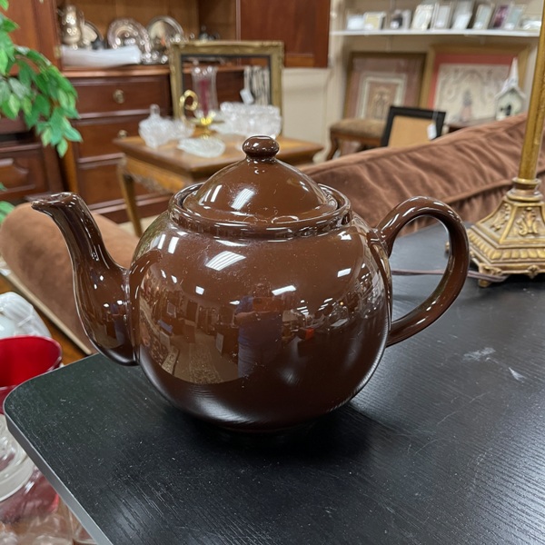 Brown Tea Pot, Size: 7 (Small chip on one side)