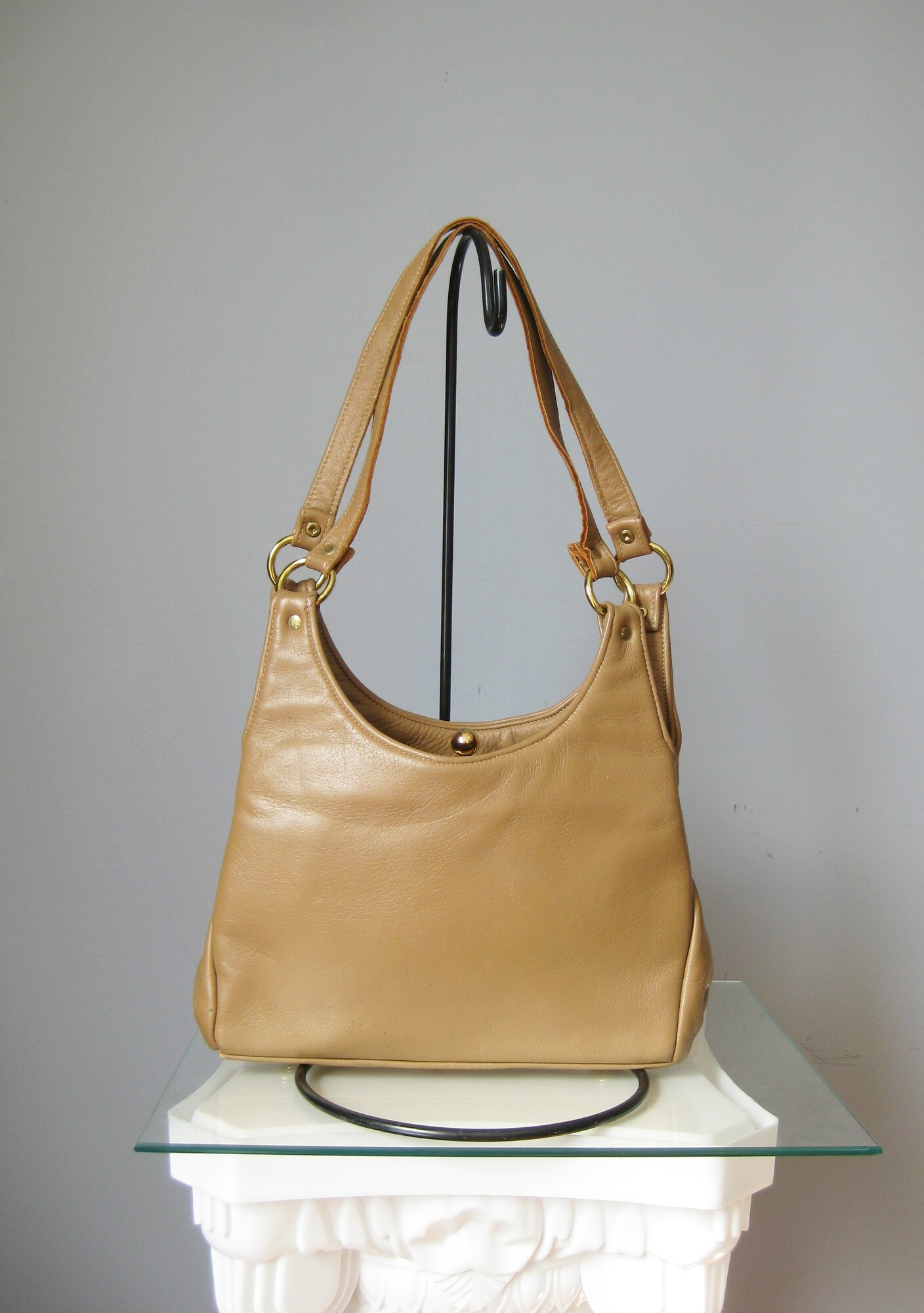 This Tan shoulder bag is made by from Deerskin.  It's a super soft leather frequently used to make gloves because it is so supple.  This bag is from the 1970s.  It has two handles and a tilt clasp main compartment. The floral lining is SOOO cute.  On either side of the main compartement there is room to slip in things that you want to be able to grab quickly.

Very good condition, two of the corners have a bit of wear as shown.

It measures:

10.25 x 7 x 3  Handle drop 11

Thanks for looking!
#42146
