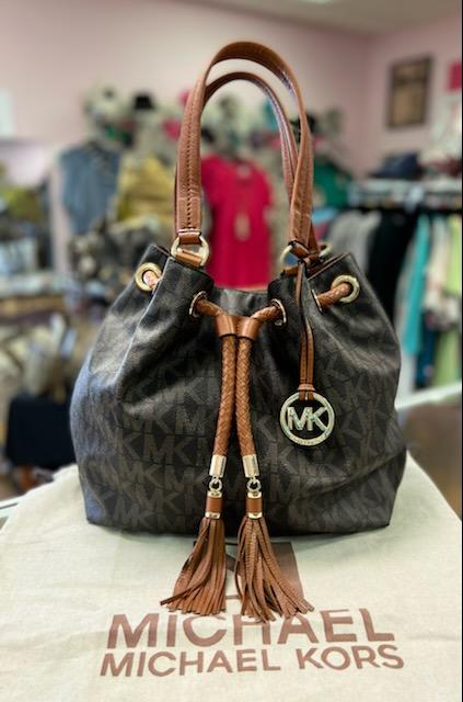 Michael Kors Jet Set NS Large Gathered Tote
The Michael Kors Large Gathered Tote is a must have that will pull together any look. This purse features leather upper with MK pattern print all over, gathered drawstring with braided tassels, two top handles, interior zip pocket, interior cell phone pocket, three interior pouch pockets, keyfob, magnetic fastening, and fully lined with MK signature pattern print. Michael Kors is a globally awarded designer who produces luxury items that carry unfaltering designs which are sure to withhold the tests of time. These products are built to last and stay up with latest fashions and styles, leaving you with the most desired looks.
Approximate Measurements:
Height: 12.5\"
Length
19.5\"
Width:
6\"
Strap Drop: 8\"
This bag is in like new condition.