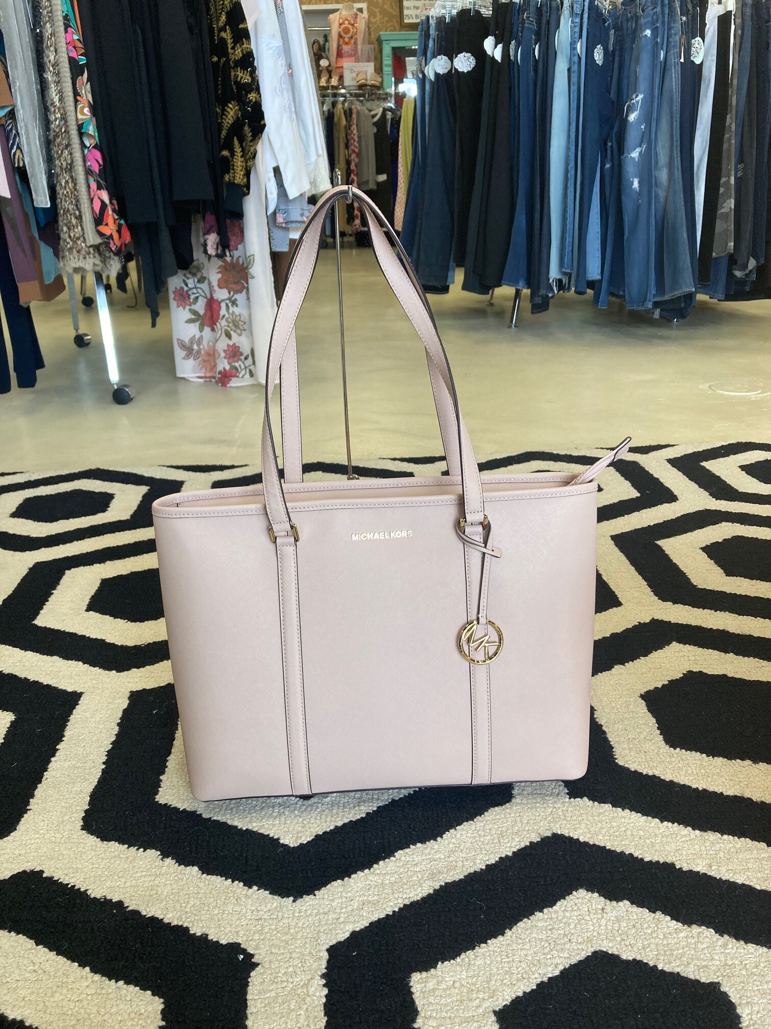 M Kors Purse: Beautiful spring color in perfect condition! Classy Michael Kors style.
