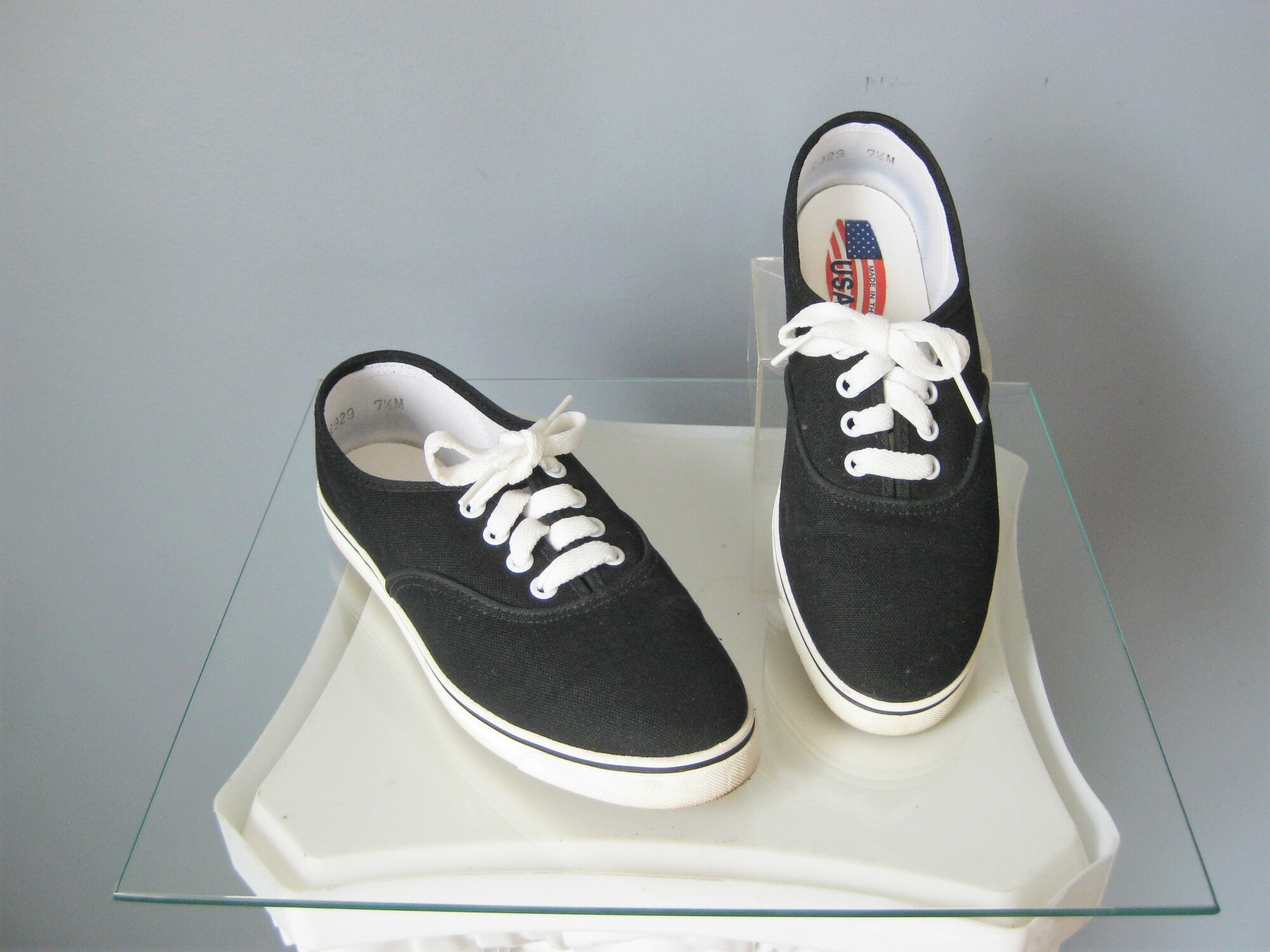 Cute pair of 80s or 90s vintage sneakers in a classic style, worn only once or twice.
By Dexter, they're black canvas with laces

thanks for looking!
#45258