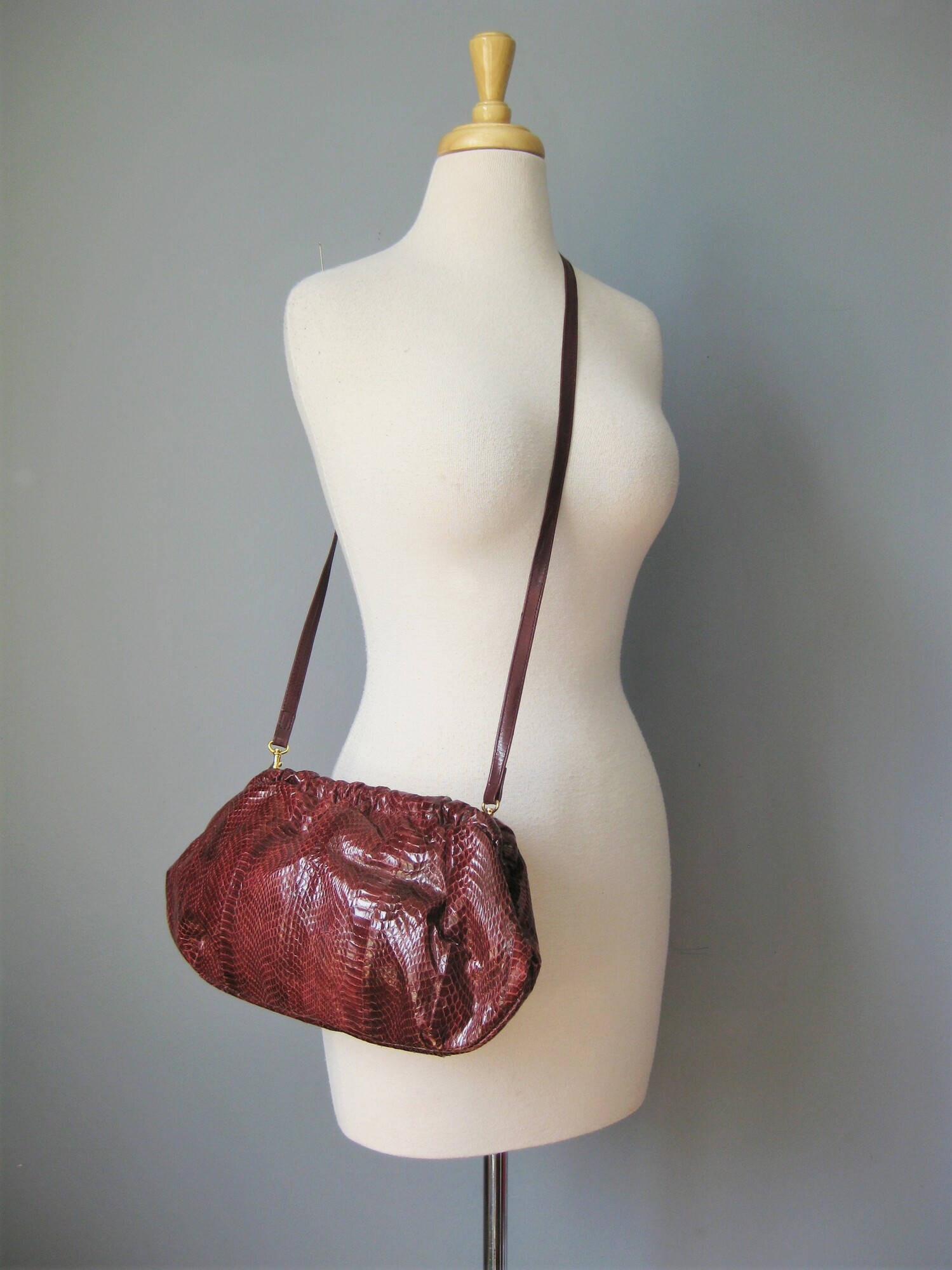 J Rene Snakeskin, Red, Size: None
J Renee puffy snakeskin purse works for day or night.  Burgundy snakeskin hinged clutch with a detachable crossbody strap.  Never Worn, original department store tags inside

Measurements:
Width: 14.5
Height: 8.25
Depth: aprox. 4 1/2
Strap Drop: 19

Thanks for looking!

#42154