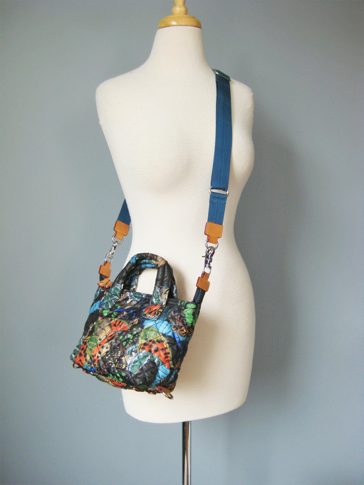 MZ Wallace Quilted Mini, Blk/mult, Size: None
rare MZ Wallace Crossbody in a blue/orange/black abstract graphic print.
smallish, perfect for travel, packable and crushable
Strong leather reinforced web strap can be removed and adjustted.
Leather trim
Silver hardware

10 x 7.25 x 3.25
Strap Drop: 16 to 26.5
handle drop: 3

perfect condition!
Thanks for looking!

#47482