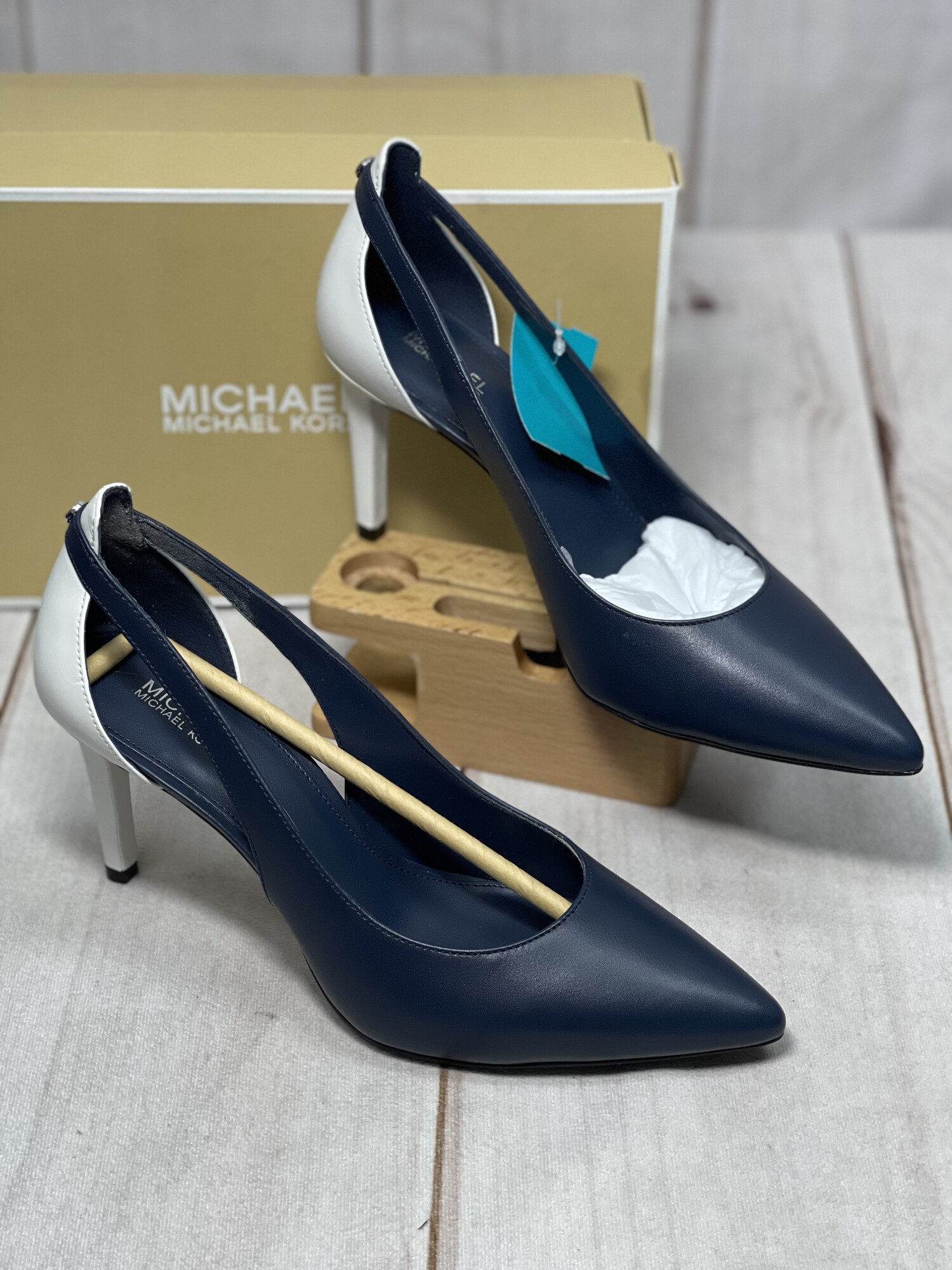 Michael Kors Pumps / Heels - New in Box
Navy with White Detailing
Size: Womens 8
Genuine Leather
Cersei Flex Mid