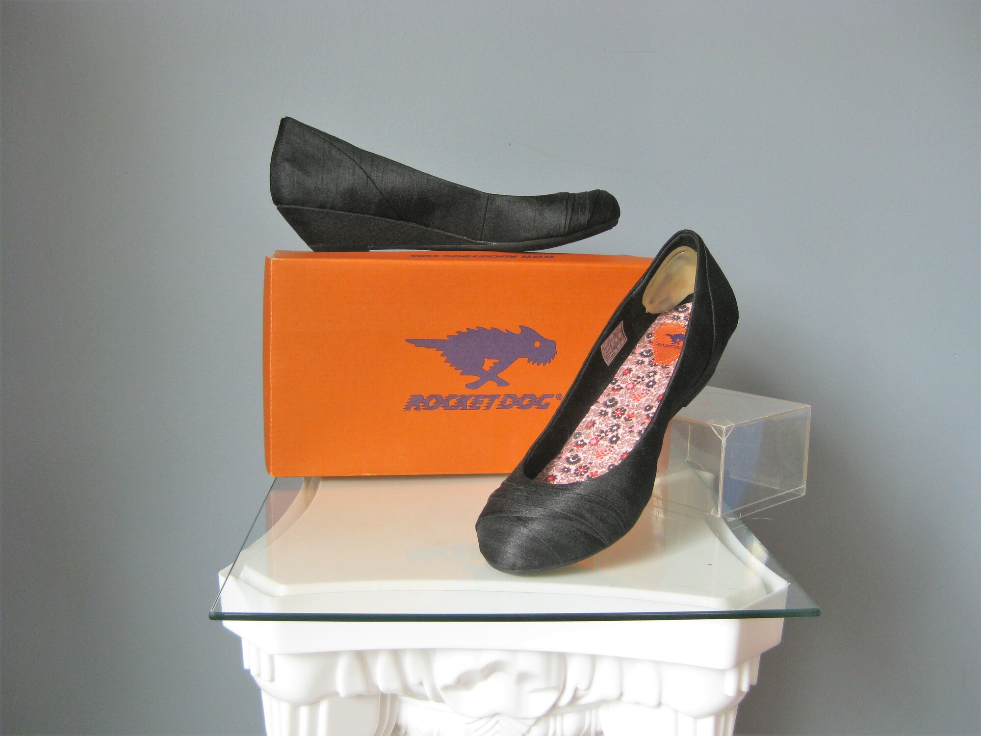 Rocket Dog Wedge, Black, Size: 8
New in box dressy black wedge closed toe shoes by Rocket Dog
This model is called Tonicts, these are size 8
covered with black thai silk
pretty floral lining


Thanks for looking!
#46551