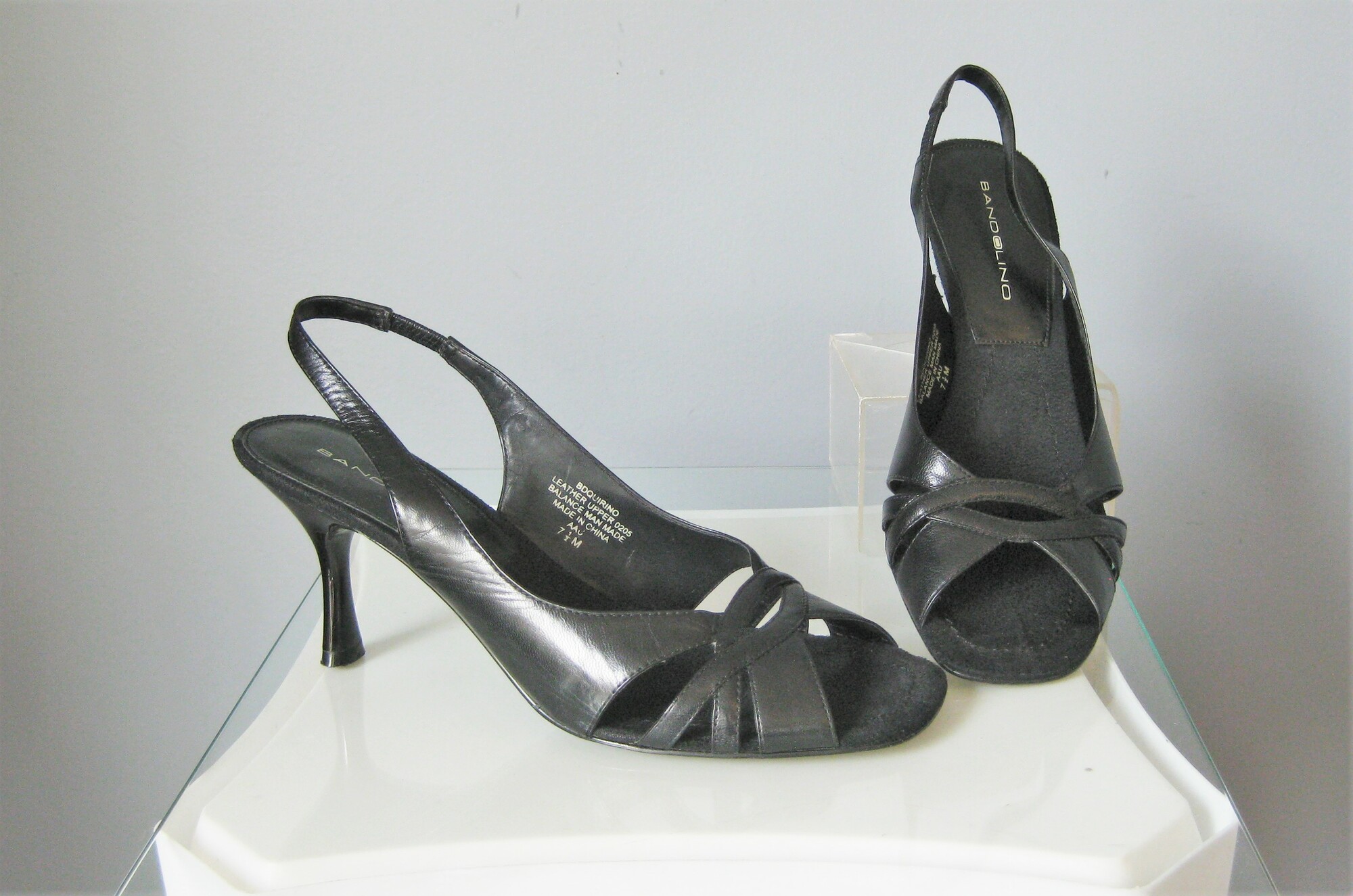 Bandolino Slingback, Black, Size: 7.5
Simple dressy leather slingbacks from Bandolino
This model is called BDQuirino
They're black leather on top with a comfortable insole and a patent leather clad heel
3 heel
Size 7.5
Excellent condition: they have been worn as shown on the bottoms.

Thanks for looking!
#46552
