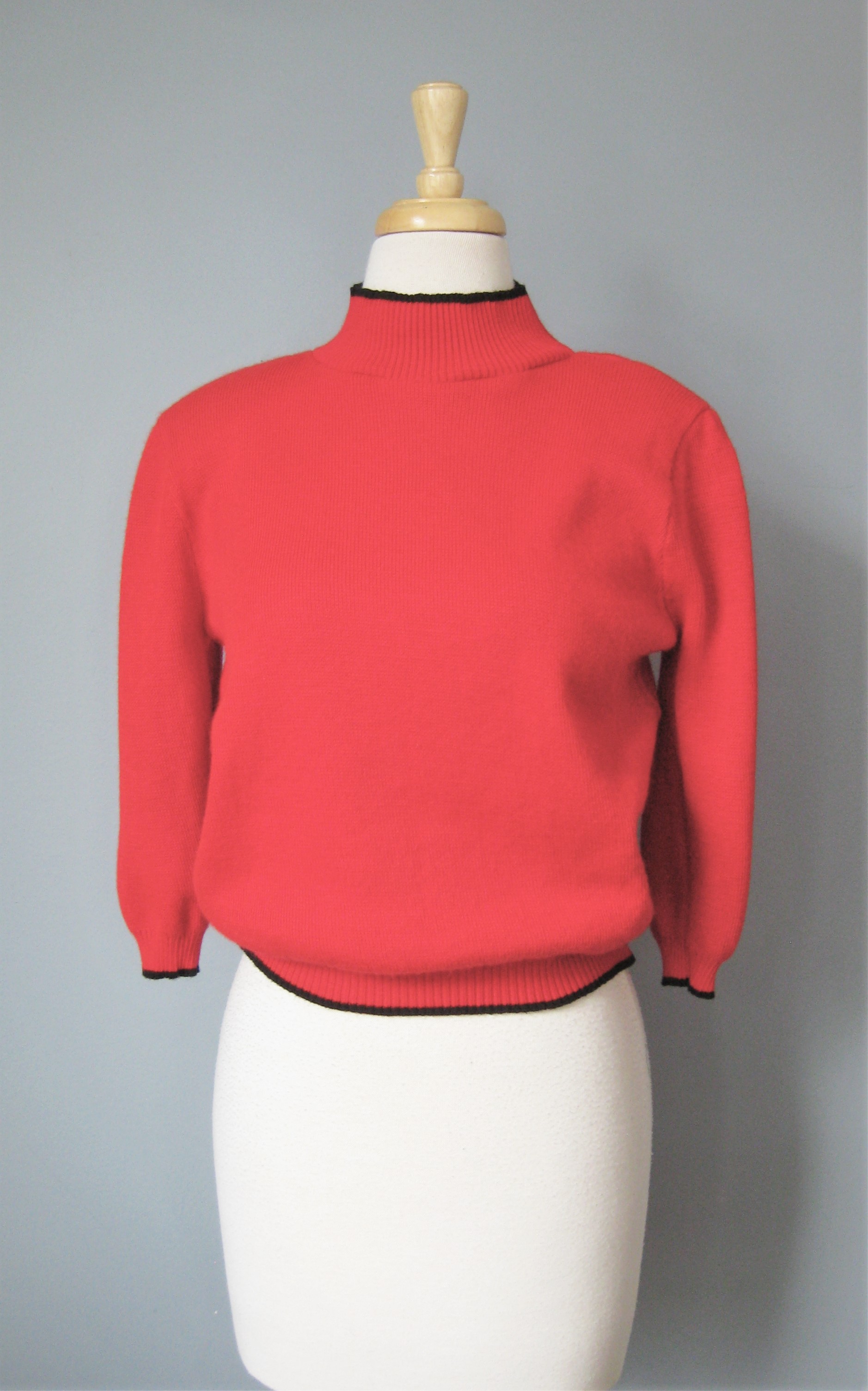 Vtg SS Mock Tneck, Red, Size: Large
Cute little cropped sweater in bright red with black contrast trim at the hem and ends of the short sleeves.
Big shoulder pads.
No tags, but I believe made of acrylic.
Cropped and super with high waisted pants

Here are the flat measurements, please double where appropriate:
Shoulder to shoulder: 15.5
Armpit to armpit: 19 1/2
Width at hem: 12 stretches comfortably to 14
Overall length: 19.5

Thanks for looking.
#41300