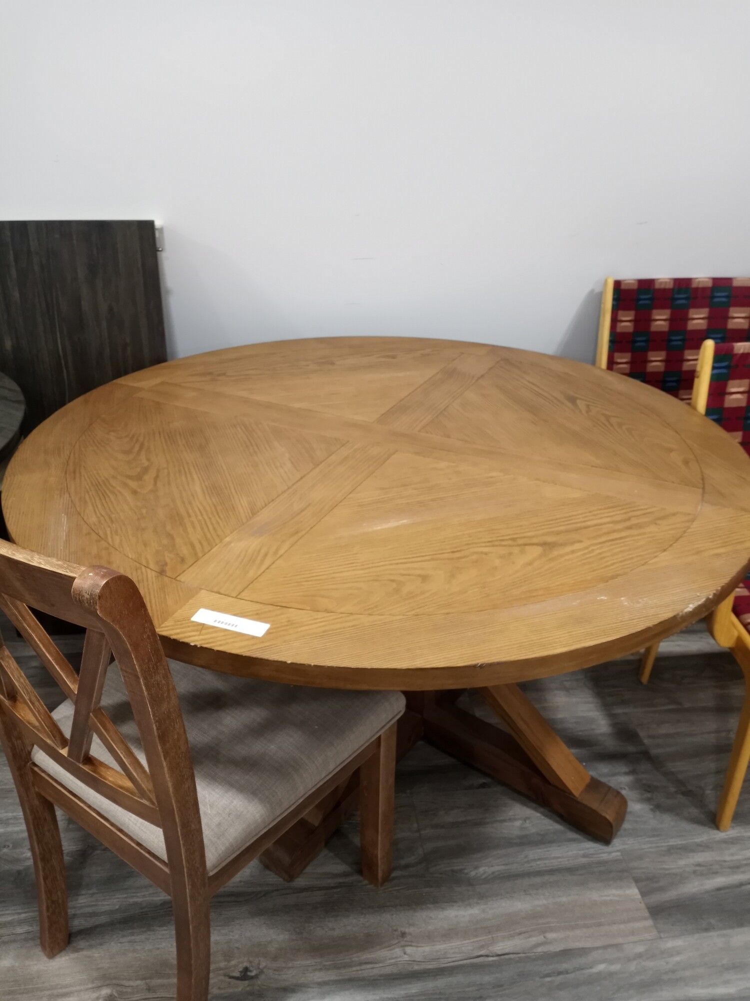 Round Stained Dining Table 1 piece no leaf!