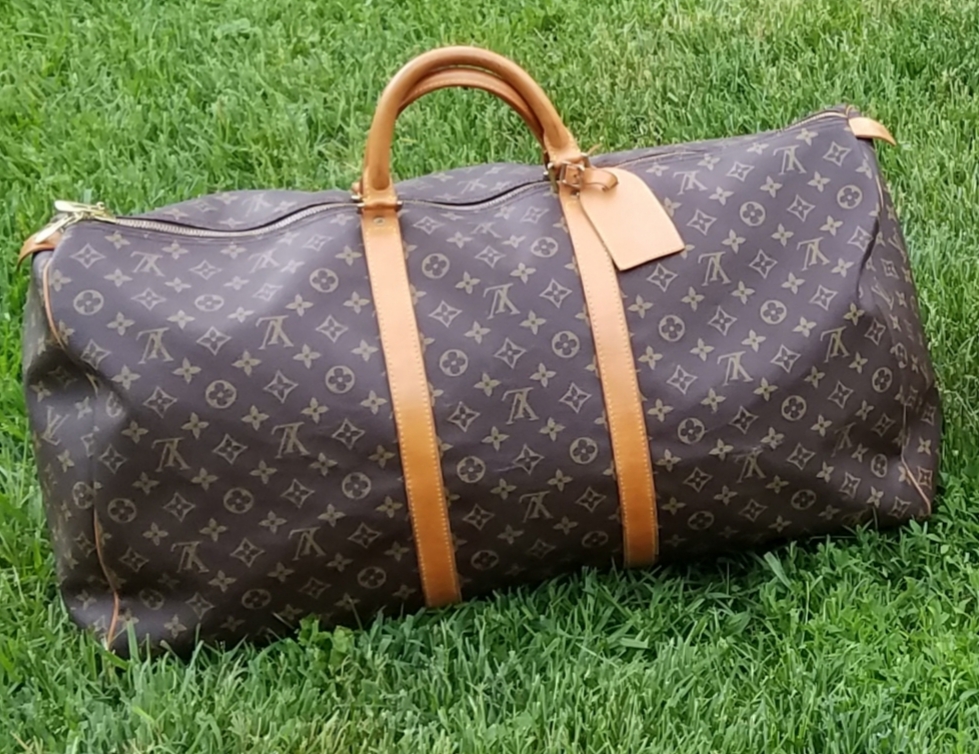 VINTAGE LOUIS VUITTON KEEPALL 60
CLASSIC MONOGRAM
Size: 23 X 10 X 13
DATE CODE SP0026
HAS
LUGGAGE ID